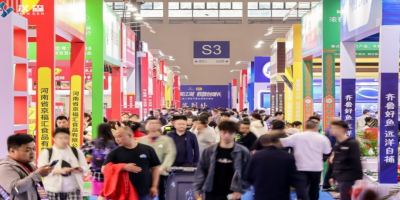 S3馆人头攒动，众多食品、餐饮行业客商在各展位间参观、洽谈